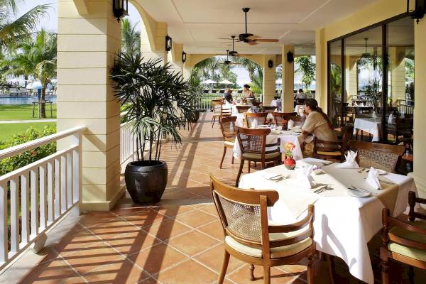 Terrasse des Sofitel Krabi Phokeethra Golf & Spa Resorts mit Gästen an Tischen