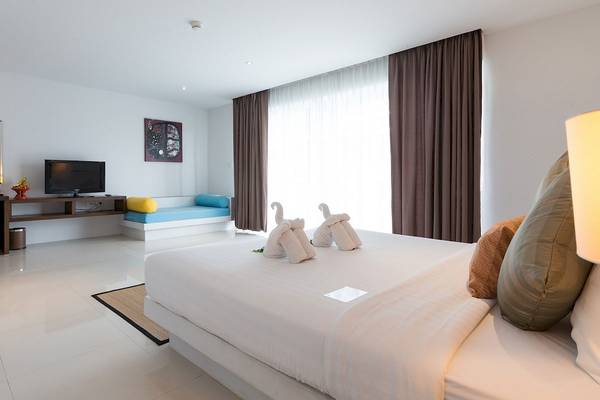 Doppelzimmer im Friedrich Hotel mit großem Bett, Fernseher, und Dekor.