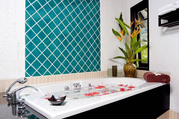 Badewanne mit Blumen im Peace Laguna Resort & Spa.