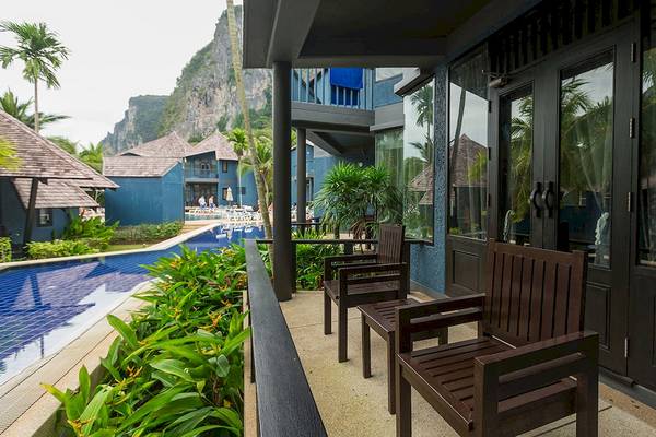Balkon des Peace Laguna Resort & Spa mit Blick auf einen Pool und eine Berglandschaft.