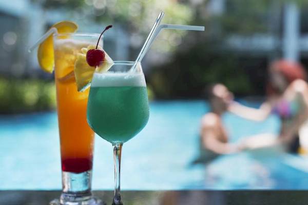 Cocktails im Centara Anda Dhevi Resort & Spa neben dem Pool