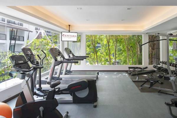 Fitnesscenter im Centara Anda Dhevi Resort & Spa mit Laufbändern und anderen Geräten.