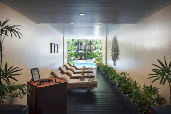 Wellnessbereich des Centara Anda Dhevi Resort & Spa mit Liegen und Pflanzen.