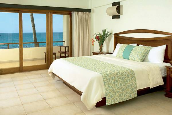 Schlafzimmer im Tango Mar Beachfront Boutique Hotel mit Blick auf das Meer.