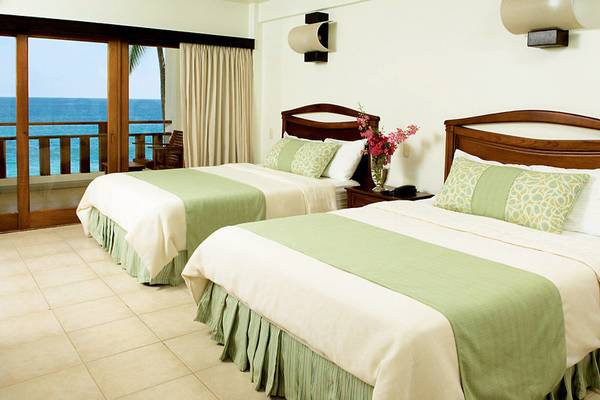 Zwei Betten mit Meerblick im Tango Mar Beachfront Boutique Hotel & Villas.