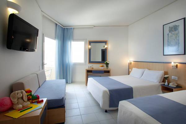 Hotelzimmer im Creta Princess Aquapark & Spa mit zwei Betten und einem Fernseher.