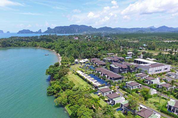 ShellSea Krabi Hotel von oben gesehen, mit Meer, Inseln und Gebäuden