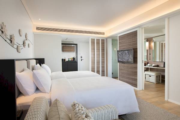 Doppelbett-Zimmer im ShellSea Krabi Hotel mit moderner Einrichtung und zwei Betten.