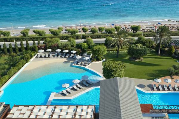 Luftaufnahme des Swimmingpools und der Liegestühle im Rhodes Bay Hotel & Spa.