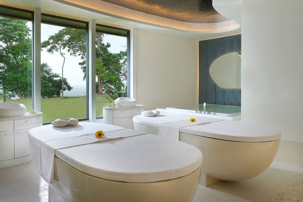 Spa-Behandlungsraum im ShellSea Krabi mit Blick auf das Meer und grüne Landschaft.