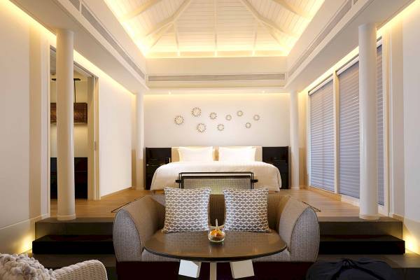 Das Schlafzimmer im ShellSea Krabi Hotel mit Bett, Couch und Tisch.