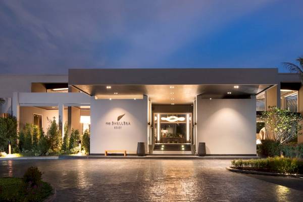 Außenansicht des ShellSea Krabi Resorts bei Nacht mit beleuchteter Fassade und gepflastertem Vorplatz.