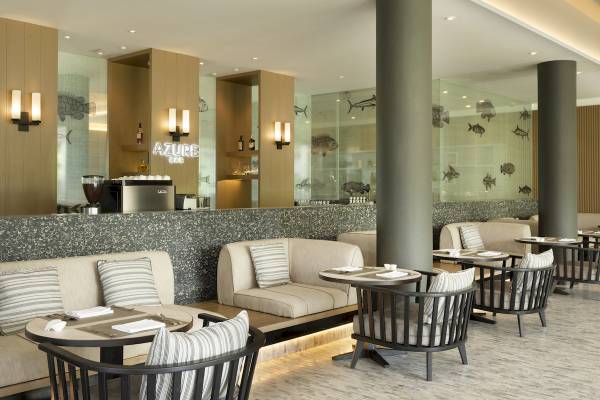 Innenansicht der Azure Bar im ShellSea Krabi Hotel mit modernen Möbeln und Fischgrafiken.
