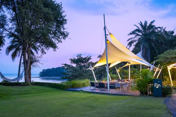 Außenbereich des ShellSea Krabi Hotels mit einer Terrasse und einem Blick auf den Ozean.