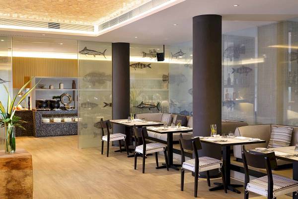 Innenansicht des ShellSea Krabi Restaurants mit Tischen und Stühlen.