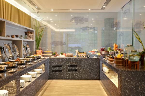 Frühstücksbuffet im ShellSea Krabi Hotel mit verschiedenen Speisen und Früchten.