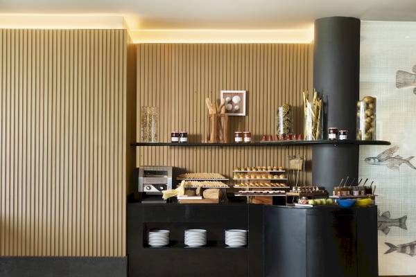 Buffetbereich im ShellSea Krabi Hotel mit verschiedenen Gerichten und Utensilien.
