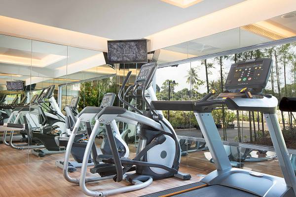 Fitnessstudio im ShellSea Krabi Hotel mit mehreren Laufbändern und Spiegeln.