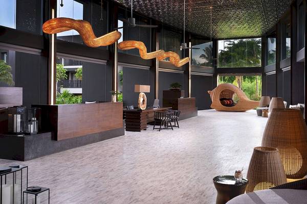 Lobby des ShellSea Krabi Hotels mit modernen Möbeln und natürlichen Elementen.