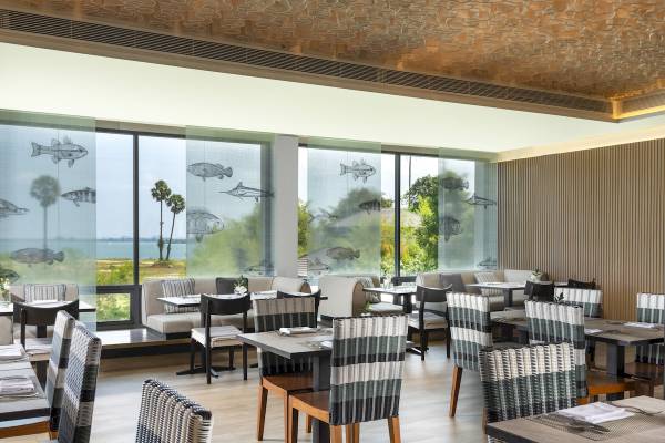 Innenansicht des ShellSea Krabi Restaurants mit großen Fenstern und Fischgrafiken.
