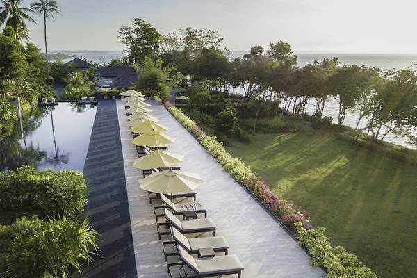 ShellSea Krabi Terrasse mit Liegen und Sonnenschirmen am Pool mit Blick auf das Meer
