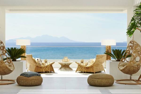 Sofas und Sessel mit Meerblick im Ikos Aria Hotel.