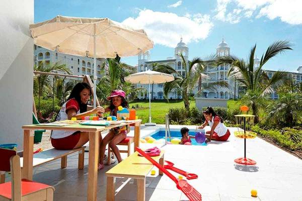 Kinder spielen auf einem Tisch im Freien im Riu Palace Costa Rica.
