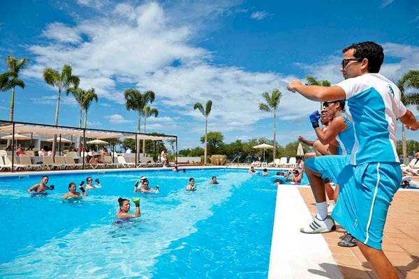 Gruppenaquagym-Training am Pool im Riu Palace Costa Rica