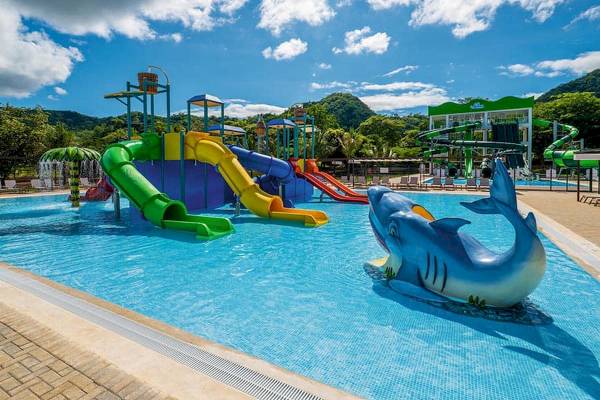 Wasserpark im Riu Palace Costa Rica mit verschiedenen Rutschen und einem Hai-Spielzeug.