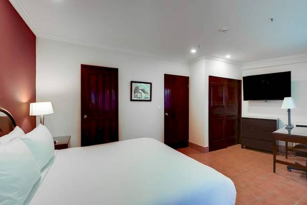 Doppelzimmer im DoubleTree by Hilton Hotel Cariari San Jose mit Bett, Fernseher und Schreibtisch