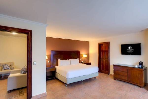 Doppelbettzimmer im DoubleTree by Hilton Hotel Cariari San Jose mit Fernseher und Schreibtisch