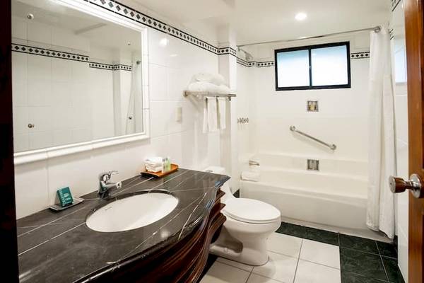 Badezimmer im DoubleTree by Hilton Hotel Cariari San Jose mit Badewanne, Toilette und Waschbecken.