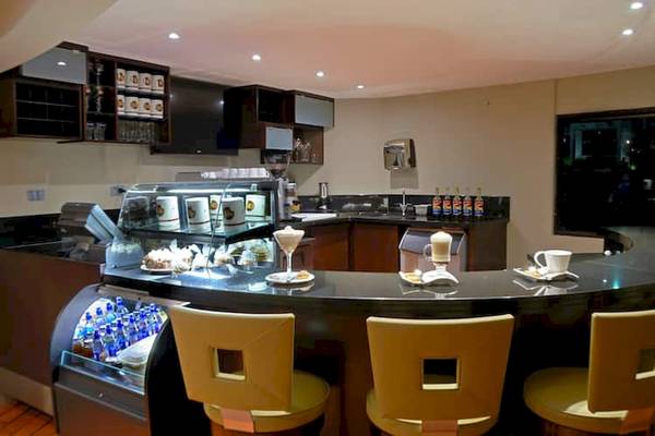 Rezeption des DoubleTree by Hilton Hotel Cariari San Jose mit Bar und Sitzgelegenheiten.