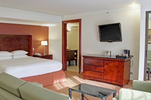 Doppelzimmer im DoubleTree by Hilton Hotel Cariari San Jose mit Bett, Fernseher und Möbeln