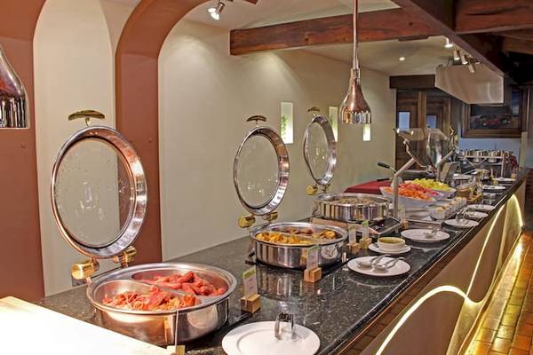 Frühstücksbuffet im DoubleTree by Hilton Hotel Cariari San Jose mit verschiedenen Speisen und Getränken.