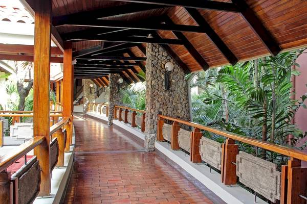 Flur des DoubleTree by Hilton Hotel Cariari San Jose mit Holzboden und Balustraden