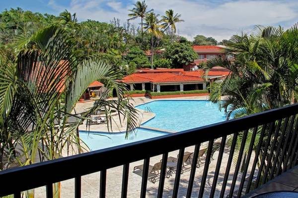 Aussicht vom Balkon des DoubleTree by Hilton Hotel Cariari San Jose auf den Swimmingpool