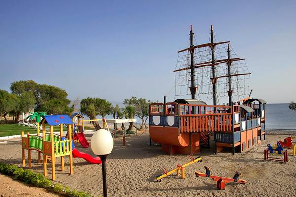 Spielplatz am Strand mit Piratenschiff und Rutschen im Creta Princess Aquapark