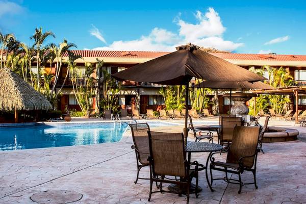 Swimmingpoolbereich des DoubleTree by Hilton Hotel Cariari in San Jose mit Loungestühlen und Sonnenschirmen