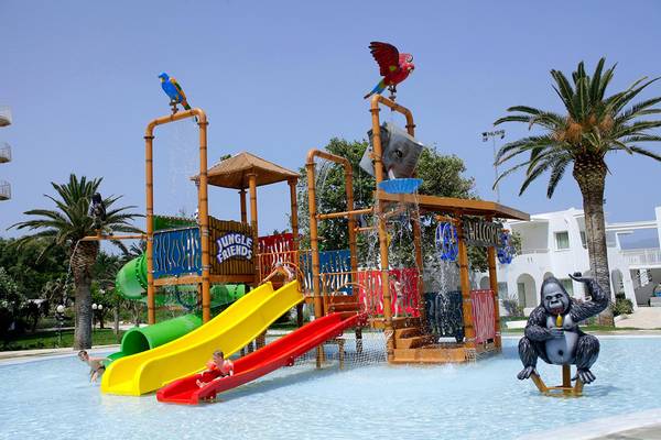 Wasserrutsche im Creta Princess Aquapark & Spa Hotel mit bunten Rutschen und einem Gorilla-Gong.