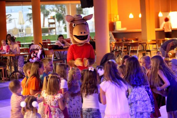 Pferdemaskoten bei einer Kinderveranstaltung im Creta Princess Aquapark & Spa Hotel.