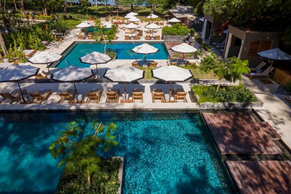 Luftaufnahme des El Mangroove, Autograph Collection mit mehreren Swimmingpools, Sonnenliegen und Sonnenschirmen.