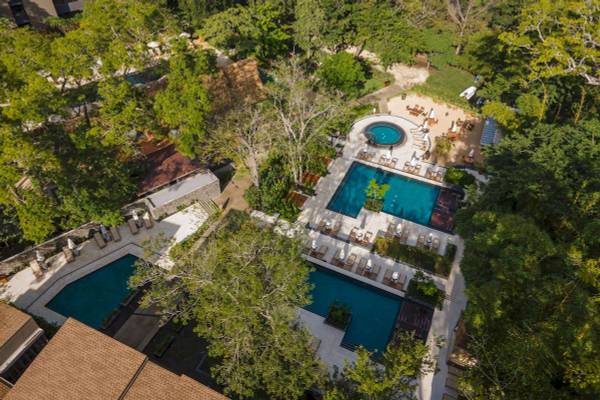 Luftaufnahme des El Mangroove, Autograph Collection Pools mit mehreren Swimmingpools und Sonnenliegen.
