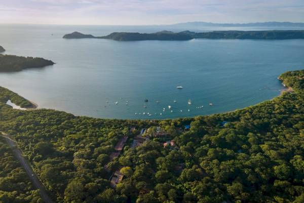 Luftaufnahme des El Mangroove, Autograph Collection, umgeben von üppigem Grün und Meer