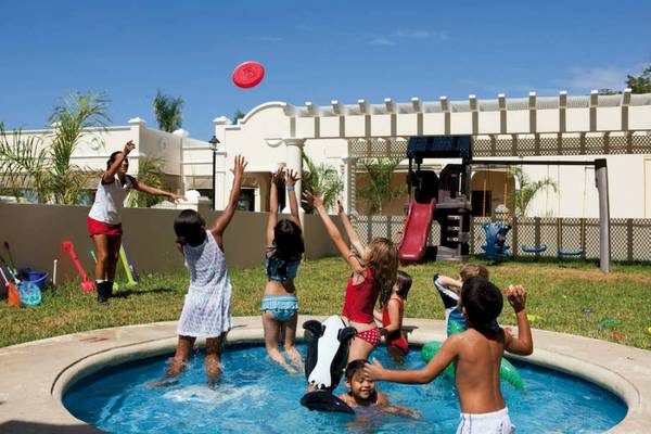 Kinder spielen im Pool im Riu Guanacaste Hotel während einer Sonnenfinsternis.