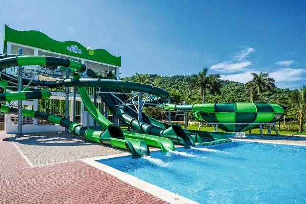 Wasserrutschen vor dem Riu Guanacaste Hotel