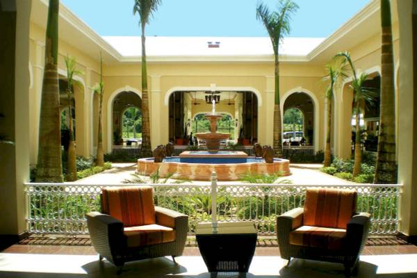 Eingang des Riu Guanacaste Hotels mit einem großen Brunnen in der Mitte.