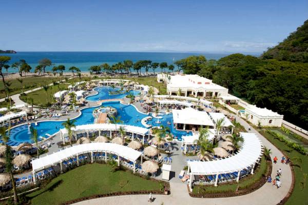 Luftaufnahme des Riu Guanacaste Hotels mit Swimmingpools und Blick auf das Meer.