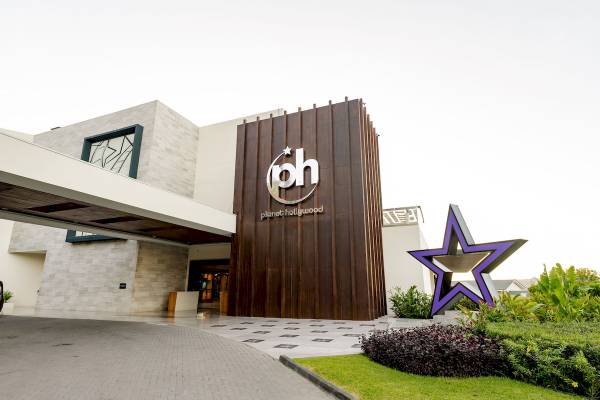 Außenansicht des Planet Hollywood Beach Resort mit Logo und Stern vor dem Gebäude.
