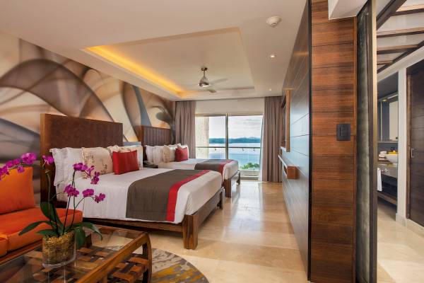 Innenansicht der Suite im Planet Hollywood Beach Resort mit zwei Betten und Meerblick